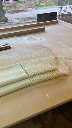 朝5時から粉を練り、うどんをつくります。